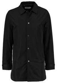 Černá lehká bunda z hladkého materiálu; má špičatý límec, přední zapínání na cvoky, dvě boční kapsy a dlouhé rukávy.