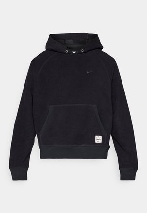 Zwarte capuchontrui met een buidelzak, geribbelde boorden en een klein logo. Gemaakt van zacht, gestructureerd fleece materiaal.