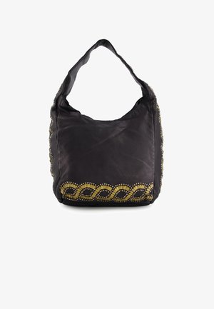 Zwarte leren hobo-tas met een gestructureerd oppervlak, gekenmerkt door een gouden cirkelvormige kraal en kettingpatroon langs de onderkant en zijkanten.