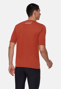Mammut ASSOS X MAMMUT TACTICA TECH T5 - T-shirt con stampa - rust