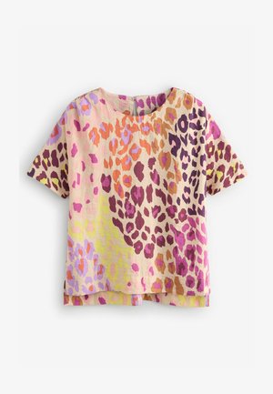 Top a maniche corte con stampa leopardata multicolore nei toni di rosa, arancione, viola e giallo su uno sfondo beige chiaro.
