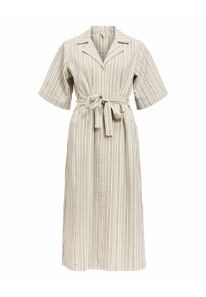 Robe midi beige avec des rayures noires verticales, manches courtes, boutonnée devant, col à revers et ceinture nouée à la taille.