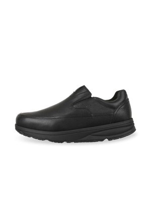 Zapato negro de cuero sin cordones con puntera redondeada, superficie texturizada y paneles laterales elásticos. Cuenta con una suela de goma gruesa para mayor soporte.