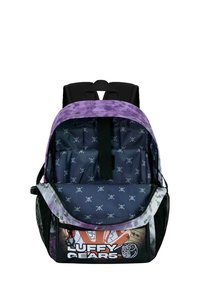 Mochila con una parte superior de tie-dye púrpura, correas negras y un interior azul marino con patrones de calaveras. Logo "LUFFY GEARS" en la parte frontal.