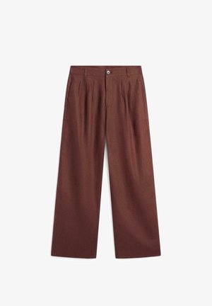 Pantalon marron à jambes larges avec plis devant, passants de ceinture, fermeture par bouton et poches latérales, présenté sur fond blanc.