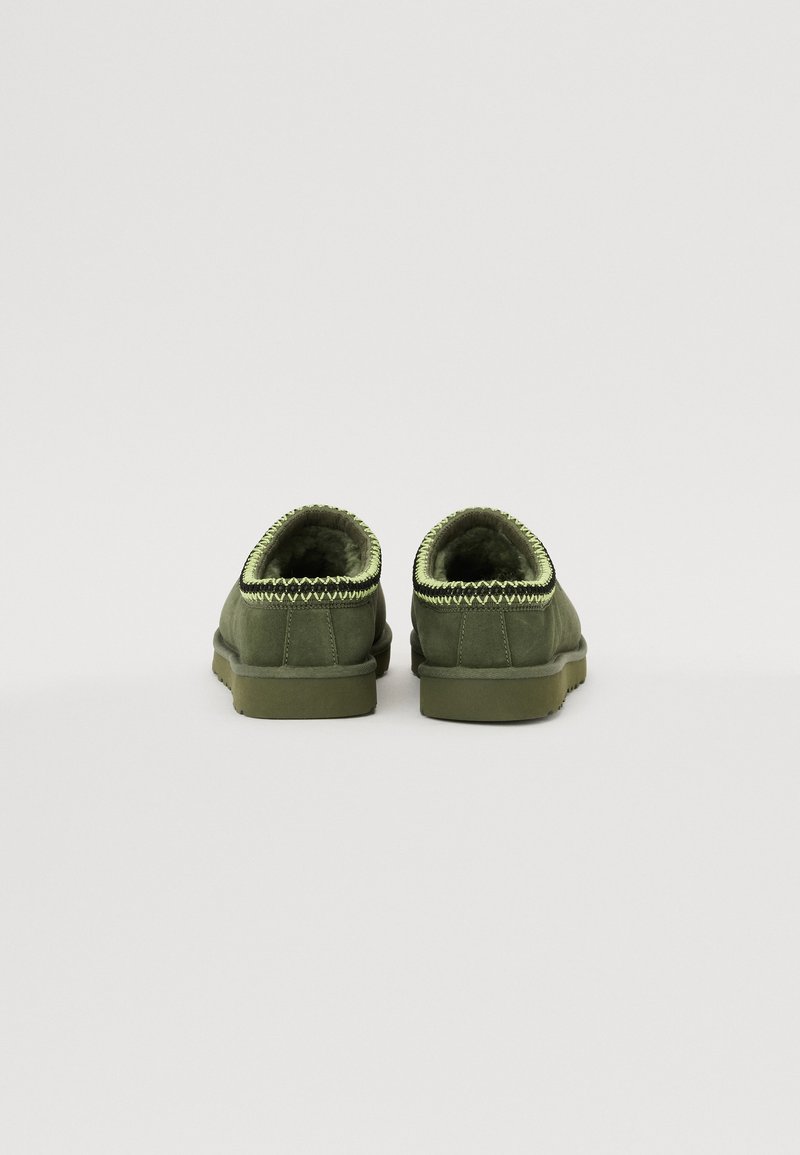 Groene suède schoenen met een lage profiel, ronde neus en contrasterende tekstuurstiksel langs de kraag. Platte rubberen zool.