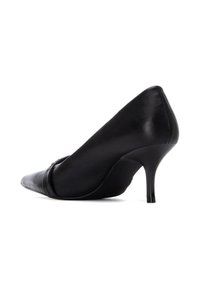 Scarpa nera in pelle con tacco alto, punta affusolata, texture liscia e design a scollatura bassa. Presenta un tacco sottile e sottili dettagli laterali.