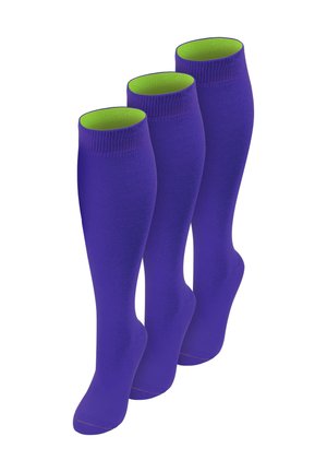 Drei violette knielange Socken mit limettengrünen inneren Bündchen, nebeneinander stehend auf weißem Hintergrund dargestellt.