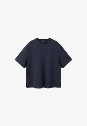 Obična majica tamnoplave boje, s kratkim rukavima i okruglim izrezom, sa bočnim otvorima, prikazana na bijeloj pozadini.