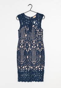 Tmavě modré krajkové šaty s přiléhavým střihem, zdobené složitými výřezy, kulatým výstřihem a délkou ke kolenům.
