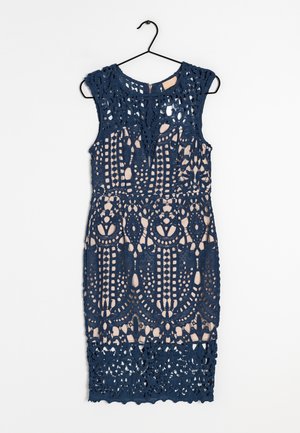 Granatowa sukienka z koronki o dopasowanym kroju, z misternymi wzorami wycięć, okrągłym dekoltem i długością do kolan.
