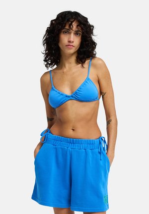 Niebieski top od bikini z marszczonym wzorem i cienkimi ramiączkami, zestawiony z dopasowanymi niebieskimi szortami ze sznurkiem, posiadającymi przednie kieszenie i detal z logo.