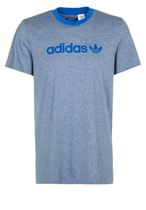 Lysegrå Adidas T-shirt med korte ærmer med blå rund hals og blåt Adidas-logo og tekst på brystet.