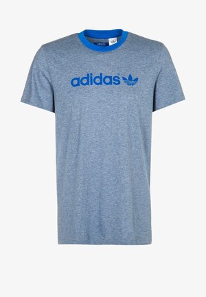 Hellgraues Adidas T-Shirt mit kurzen Ärmeln, blauem Rundhalsausschnitt und blauem Adidas-Logo sowie Schriftzug auf der Brust.