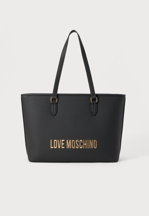 Sacoche noire en matériau mat avec des poignées doubles, ornée du logo doré "LOVE MOSCHINO" sur le devant. Design rectangulaire simple.