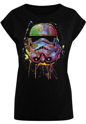 Juodas trumpas rankovės marškinėliai su spalvinga, purkštuko dažais padengta Stormtrooper šalmą grafika, ryškiais rožiniais, mėlynais, žaliais ir geltonais atspalviais.
