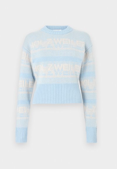Sweter szydełkowy w jasnoniebieskim kolorze z kremowym napisem logo. Posiada prążkowany dół i mankiety, długie rękawy oraz okrągły dekolt. Krótki fason.