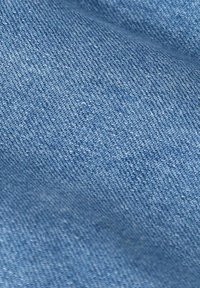 Lichtblauwe denimstof met een gladde, licht getextureerde oppervlakte en een fijn weefpatroon, kenmerkend voor standaard denimmateriaal.