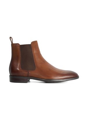 Botte Chelsea en cuir marron avec panneau latéral élastique foncé et petit talon empilé sur fond blanc.