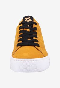 Baskets en daim jaune moutarde avec lacets noirs, semelle en caoutchouc blanche et embout texturé. Présentent un logo étoile noir sur la languette.