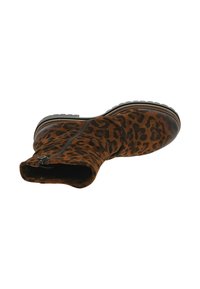 Bottine couleur léopard marron en suède, dotée d'une fermeture éclair sur le côté et d'une semelle épaisse texturée pour plus de stabilité.