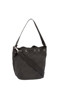 Zwarte nylon bucketbag met zilverkleurige metalen oogjes, verstelbare platte riem en golvende bovenrand. Gestructureerd oppervlak, casual ontwerp.