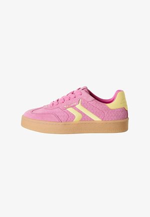 Zapatillas de ante rosa con acentos amarillos, que cuentan con tejido texturizado, puntera redonda, cierre de cordones y suela de goma.