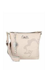 Beige synthetische Umhängetasche mit perforiertem Design, silbernem Beschlägen, Logo-Detail, abnehmbarem Charm und verstellbarem Schulterriemen.