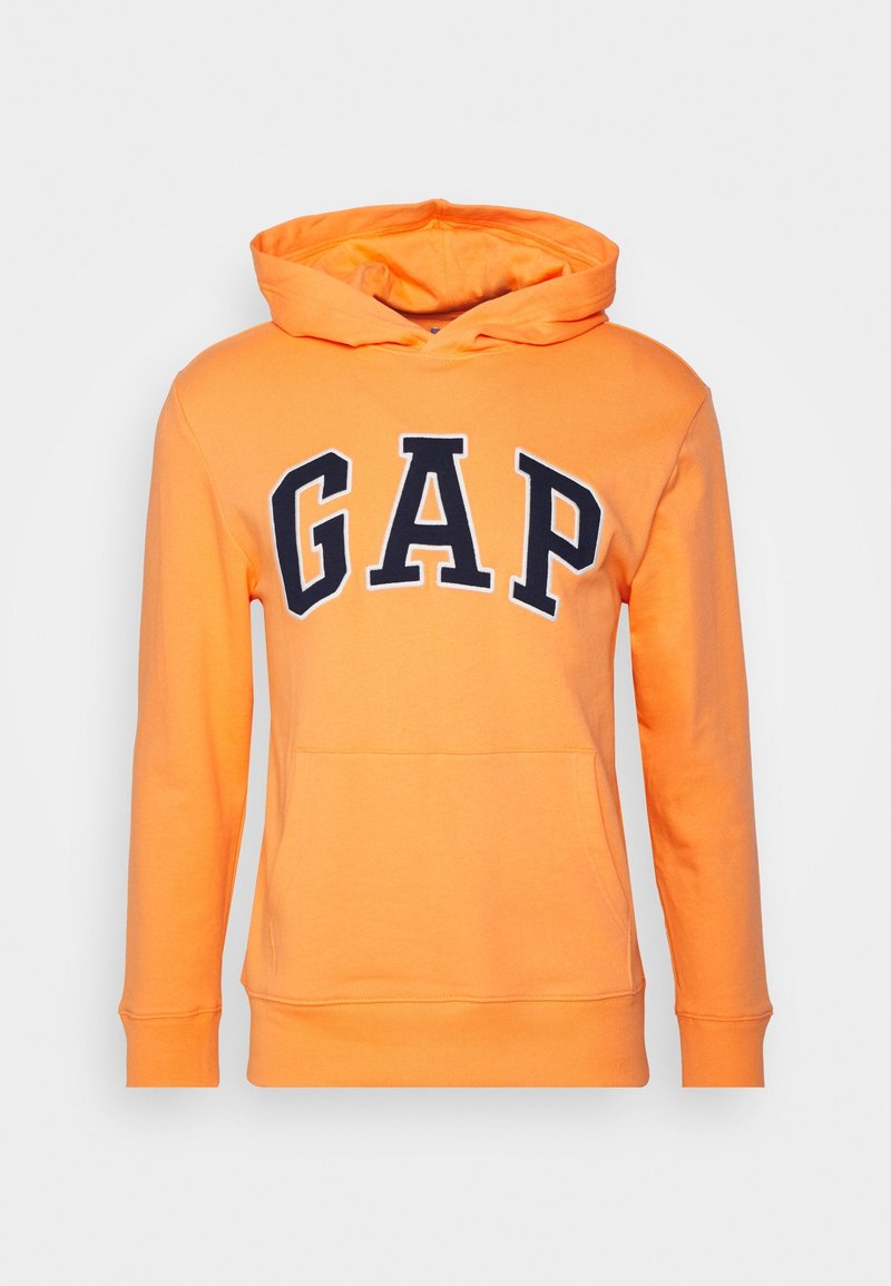 Sudadera naranja hecha de algodón, con un bolsillo canguro en el frente, puños acanalados y un audaz logo negro "GAP" en el pecho.