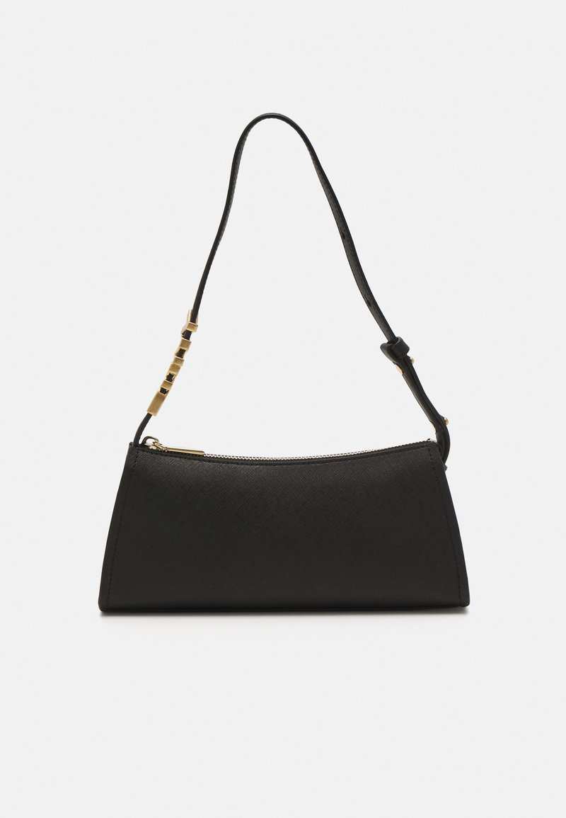 Fekete textúrájú kézitáska ívelt formával, cipzáros záródással és díszes, aranyszínű pánttal.