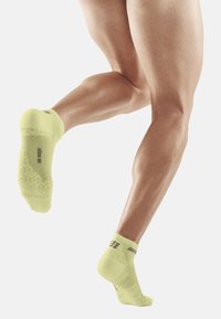 CEP ULTRALIGHT COMPRESSION SOCKS LOW CUT MEN - MADE IN GERMANY - Sportsocken - lime