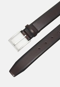 Cinturón de cuero marrón con una hebilla rectangular de metal plateado, que presenta una textura suave y varios agujeros de ajuste a lo largo de la correa.