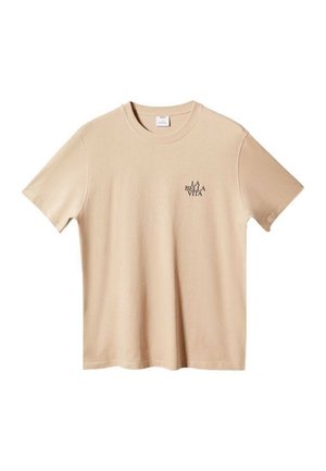 Beiges kurzärmeliges T-Shirt mit Rundhalsausschnitt und kleinem schwarzen Schriftzug „LA BELLA VITA“ auf der oberen linken Brust.