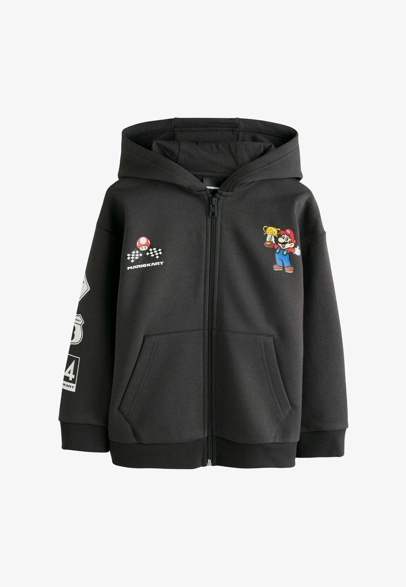 Sweat à capuche zippé noir avec Mario tenant un trophée d'un côté, un champignon rouge et des drapeaux à damiers sur la poitrine et des motifs de course sur la manche.