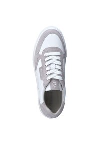 Adidași albi cu accente din suede gri, vârf rotund și șireturi albe. Prezintă un guler moale și un logo embossat pe limbă.