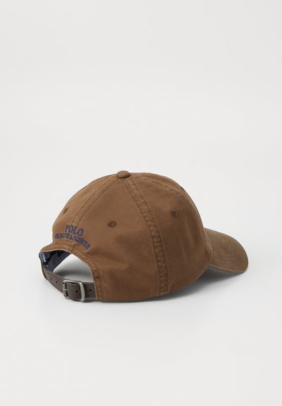 Cappellino da baseball in cotone marrone con cinturino regolabile, ricamato "Polo Ralph Lauren" in blu scuro sul retro, corona arrotondata e visiera curvata.