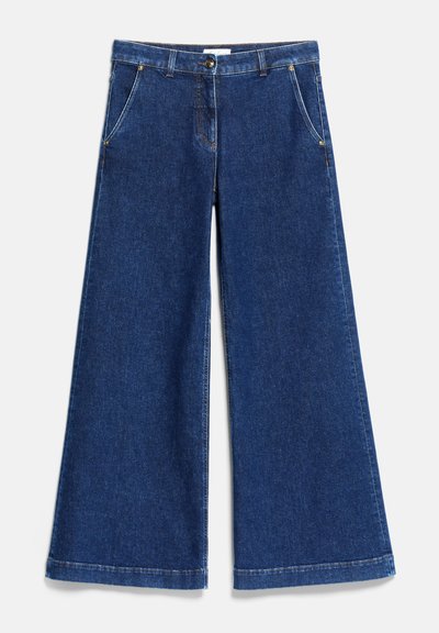 Pantalon en denim bleu à jambes larges avec poches avant, passants de ceinture, bouton et fermeture éclair, posé à plat sur un fond blanc.