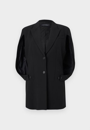 Černé sako na míru s klopami s výřezem, dvěma předními knoflíky, manžetami na knoflíky a náprsní kapsou, prezentované na bílém pozadí.