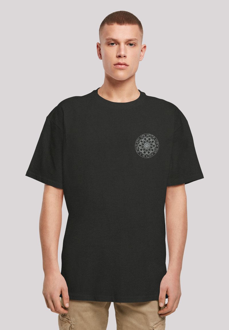 Schwarzes Baumwoll-T-Shirt mit kurzen Ärmeln. Verfügt über ein kreisförmiges grafisches Design in Grau auf der linken Brust. Lockere Passform, Rundhalsausschnitt.