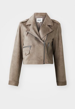 Giacca biker cropped in ecopelle marrone con zip frontale, spalline e due tasche con zip. Finitura opaca texture.