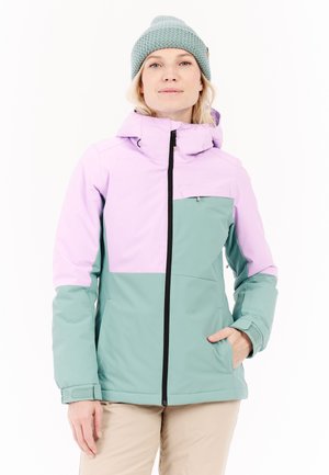 Leichte synthetische Jacke mit einem lila oberen und einem grünen unteren Bereich. Verfügt über einen Frontreißverschluss, eine Kapuze und eine Brusttasche.