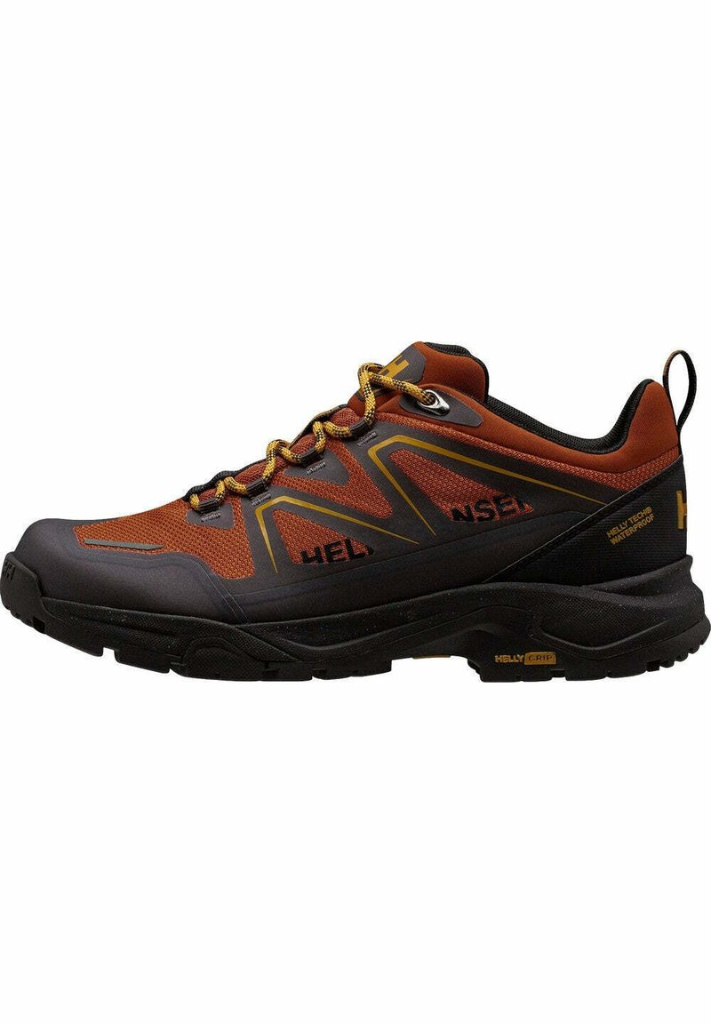Zapato de senderismo impermeable negro y naranja con parte superior sintética texturizada, diseño de cordones y suela resistente para tracción. Marca Helly Hansen visible.