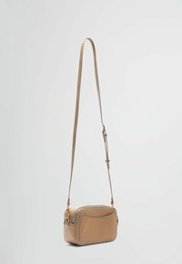 Tamn kožni crossbody torba s zatvaranjem na patentni zatvarač, podesivim remenom i prednjim džepom. Glatka tekstura s suptilnim detaljima šivanja.