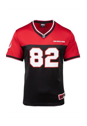 Rood en zwart shirt met korte mouwen en v-hals, heeft een groot wit nummer "82" op de voorkant en de tekst "Team Gorilla Wear" erboven.