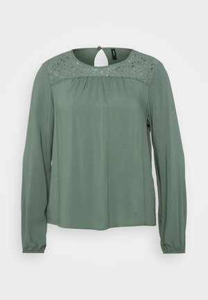Langermet gr�ønn bluse med blondeinnsats ved utringningen, rynkedetaljer og knappelukking bak. Myk og glatt tekstur.