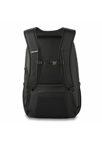 Zaino nero con schienale e spallacci imbottiti, caratterizzato da una texture in rete, spallacci laterali regolabili e chiusura a fibbia. Ideale per trasportare oggetti.