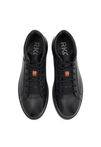 Baskets noires en cuir avec des accents texturés, dotées d'une semelle plate, d'un bout arrondi et de lacets noirs. Un petit détail multicolore ajoute un contraste.