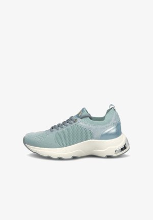 Lichtblauwe gebreide sneaker met veterluiting aan de voorkant, gewatteerde kraag en dikke witte zool met zilveren accent op de hiel, zijaanzicht.