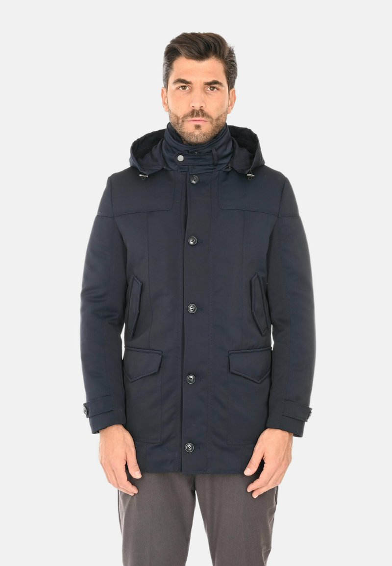 Giacca parka blu navy con cappuccio, caratterizzata da un colletto alto, bottoni frontali e due tasche laterali. Texture liscia e design strutturato.