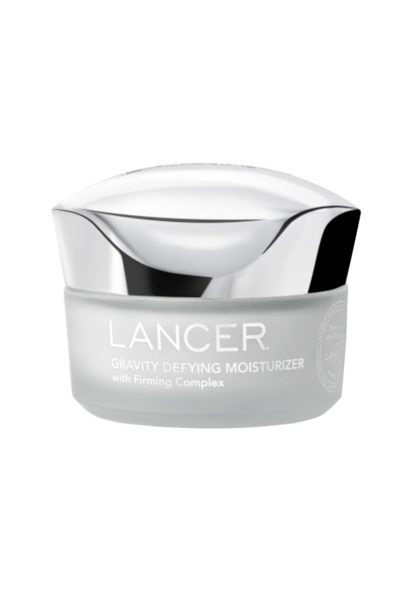 Lancer Gravity Defying Moisturizer in einem frosted grauen Glas mit einem silbernen, geschwungenen Deckel. Auf dem Glas steht der Produktname und "mit Firmungskomplex."